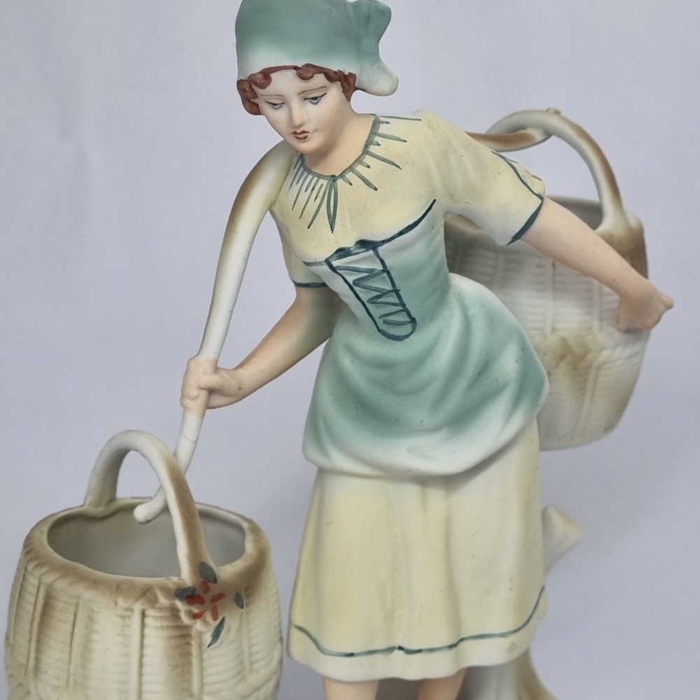 Bibelou portelan romanesc vechi, vintage - Tarancuta cu cobilita ...