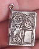 (179) PANDATIV / MEDALION PENTRU POZA, MODEL CARTE CU TEMATICA FLORALA, VINTAGE, 3.64 GRAME