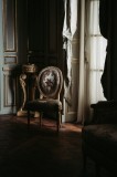 Tablou Canvas, "Scaun vechi &icirc;n lumină de amurg", Elegant, Nostalgic, Luxurious, Serene, Classical, 26 x 39 cm, CMCLASS