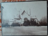 Fotografie, militari in fata unei cladiri, perioada interbelica