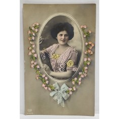 TANARA CU ROCHIE ROZ , IN MEDALION , CARTE POSTALA CU CUSATURI DIN FIR DE MATASE , INCEPUTUL SEC. XX