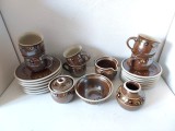 Set de masa, ceramică gresie pictată manual, 22 piese semnate &ndash; farfurii, căni, bol, zaharniță, letieră și vază, lucrate manual