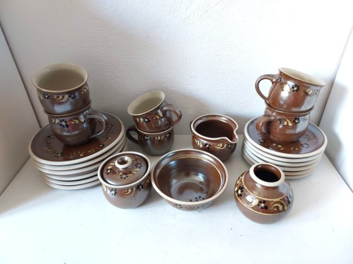 Set de masa, ceramică gresie pictată manual, 22 piese semnate &ndash; farfurii, căni, bol, zaharniță, letieră și vază, lucrate manual