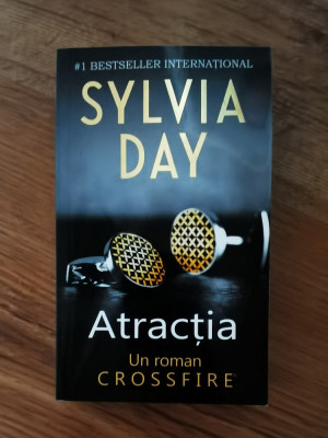 Atractia de Sylvia Day foto