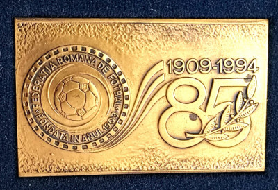 SV * Medalia FEDERATIA ROMANA de FOTBAL 1909 - 1994 * A 85-a Aniversare * in cutie * unifata 82 x 52 x 3 mm foto