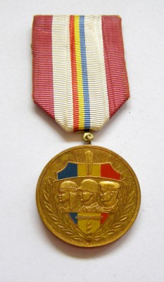 t070 MEDALIA a XXX-a ANIVERSARE A ZILEI ARMATEI RSR 25 OCTOMBRIE 1944 1974 foto