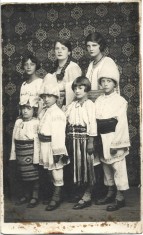 P1937N Copii &icirc;n port popular rom&acirc;nesc, perioada interbelică