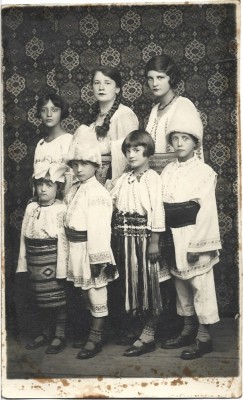 P1937N Copii &amp;icirc;n port popular rom&amp;acirc;nesc, perioada interbelică foto