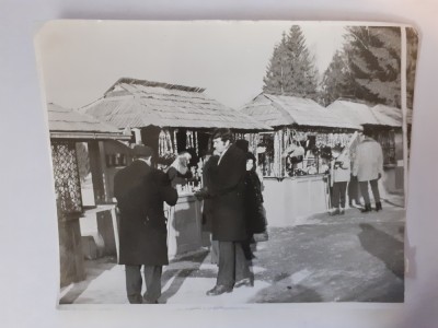 Fotografie cu un bazar de la munte foto