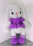 Iepuras crosetat alb cu rochita mov &ndash; jucarie handmade pentru fetite
