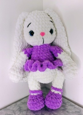 Iepuras crosetat alb cu rochita mov &amp;ndash; jucarie handmade pentru fetite foto
