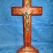 5228-CRUCIFIX vechi in metal si lemn nuc cu insertie alama, anii 1900.