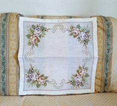 Mileu/ Centru de masa Vintage din In, cu broderie manuala in cruciulite.