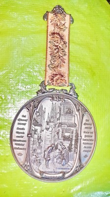 G127-Aplica vintage basorelief-Nobili in fata trasurii in costume de epoca. foto