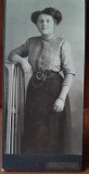 Fotografie pe carton, femeie cu coc, perioada interbelica