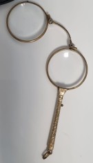 Ochelari vintage Lorgnette &ndash; model pliabil cu m&acirc;ner gravat &ndash; &icirc;nceput de secol XX