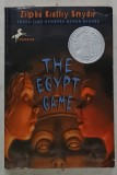 THE EGYPT GAME by ZILPHA KEATLEY SNYDER , illustrated by ALTON RAIBLE , 1986 , PREZINTA URME DE UZURA