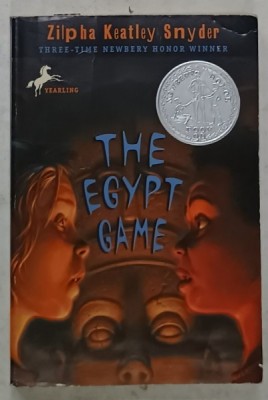 THE EGYPT GAME by ZILPHA KEATLEY SNYDER , illustrated by ALTON RAIBLE , 1986 , PREZINTA URME DE UZURA foto