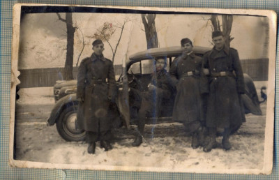 AD 555 C. P. VECHE FOTO - MILITARI CU O MASINA DE EPOCA -ARE INDOITURI, PRAFUITA foto