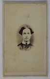 FOTOGRAFIE C.D.V. , STUDIO GEO. E. GILCHREST , LOWELL , MASS . , TANARA CU GULER ALB