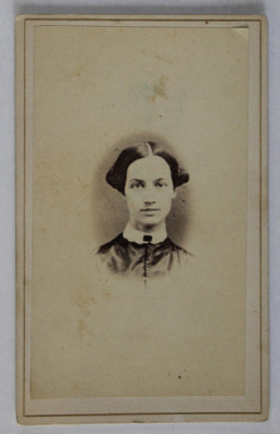 FOTOGRAFIE C.D.V. , STUDIO GEO. E. GILCHREST , LOWELL , MASS . , TANARA CU GULER ALB foto