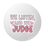 Cumpara ieftin Insigna rotunda We Listen, And We Judge, mesaj amuzant, 58 mm, prindere cu ac metalic