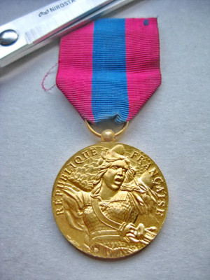 B515-I-Medalia militara Armata Tarii-Apararea Nationala Franta bronz aurit. foto