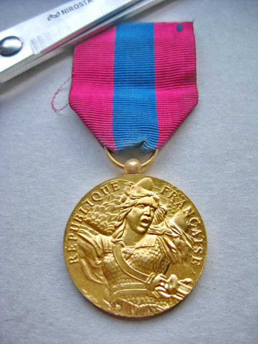 B515-I-Medalia militara Armata Tarii-Apararea Nationala Franta bronz aurit.