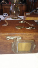 Ceas cronometru vechi din bronz si cutie de lemn foto