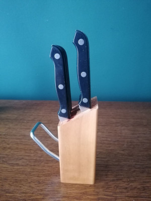 Set cuțite de bucătărie cu suport din lemn foto