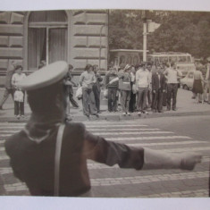 Fotografie colectie 129x90 mm pionieri ai patrulei scolare dirijând circulatia