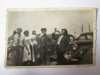 Fotografie 90 x 58 mm cu automobile si bautura din anii 30, Alb-Negru, Romania 1900 - 1950, Portrete