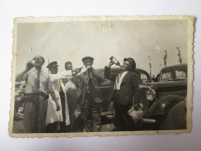 Fotografie 90 x 58 mm cu automobile si bautura din anii 30 foto