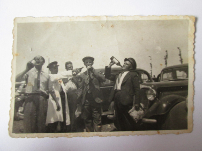 Fotografie 90 x 58 mm cu automobile si bautura din anii 30