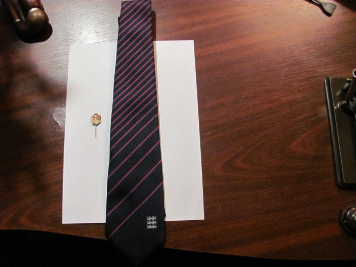 CY - Cravata originala &amp; Insigna pentru cravata / Federatia Engleza de Fotbal