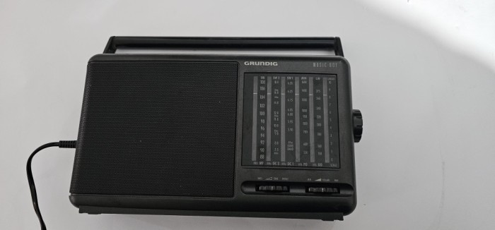 RADIO GRUNDIG MUSIC BOY 175 , FUNCTIONEAZA DOAR PE FM .