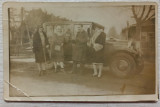 Fotografie de grup cu automobil de epoca// Romania interbelica, Romania 1900 - 1950, Portrete