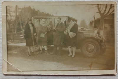 Fotografie de grup cu automobil de epoca// Romania interbelica foto