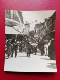Doua foto Bucuresti strada cu negustori si casa