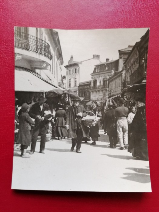 Doua foto Bucuresti strada cu negustori si casa