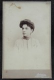 Fotografie pe carton, femeie cu coc si brosa, inceput de secol XX