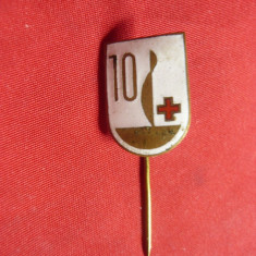 Insigna 10 Ani Crucea Rosie si Farmacie , metal si email , h=1,8cm