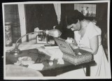 Fotografie, tanara lucrand la masa, inceput de perioada comunista