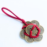 Amuleta Feng Shui cu 7 monede medii cu snur rosu - bunastare si noroc
