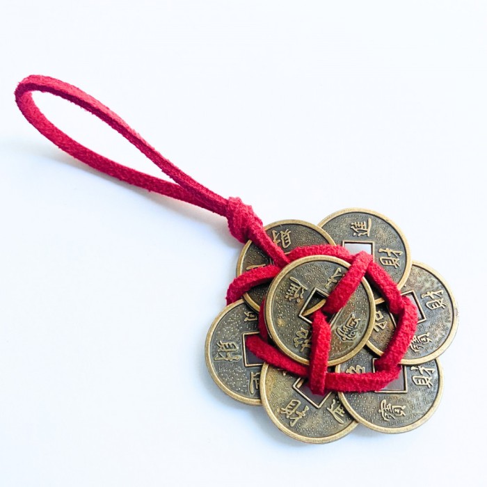 Amuleta Feng Shui cu 7 monede medii cu snur rosu - bunastare si noroc