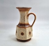 Vaza cu maner ceramica Germania anii &#039;70 design motive florale reliefate nunate de maro si crem decor retro forma hexagonala