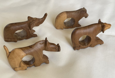 Patru inele pentru servetele de forma unor animale africane, sculptate in lemn foto