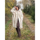 Blanita dama bej lunga cu gluga