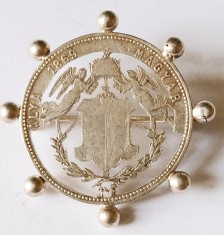 BROSA DEOSEBITA EXECUTATA CU MAIESTRIE DIN MONEDA DE 1 FORINT 1869 UNGARIA ARGINT ( CITITI DESCRIEREA )