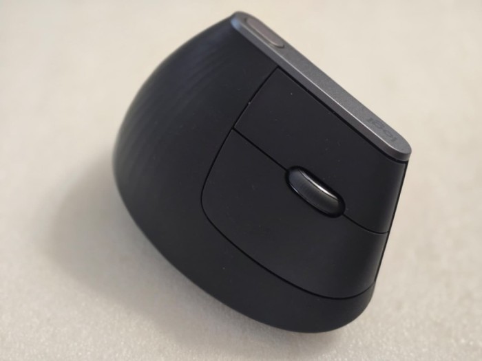 Mouse bluetooth Logitech MX Vertical, Gri, 4000 DPI USB-C - poze reale